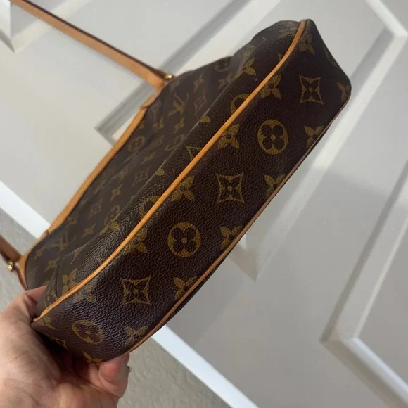 Louis Vuitton Monogram Canvas Shoulder Bag - Picture 8 of 17